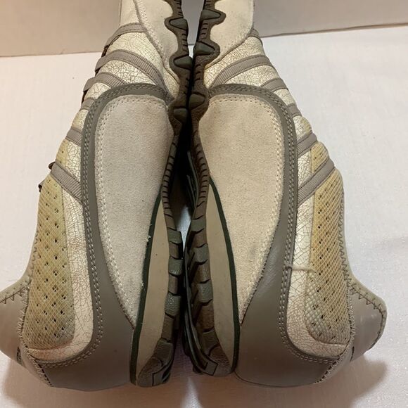 Skechers size 9 slip on sneakers. Like new condition - Picture 2 of 7